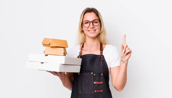 Blonde Mooie Vrouw Glimlachend Vriendelijk Uitzien Tonen Nummer Een Wegnemen — Stockfoto