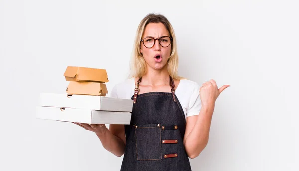 Blonde Mooie Vrouw Kijkt Verbaasd Ongeloof Wegnemen Van Fast Food — Stockfoto