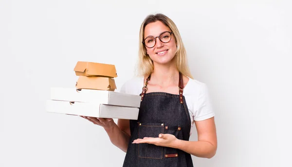 Blonde Mooie Vrouw Die Vrolijk Lacht Zich Gelukkig Voelt Een — Stockfoto