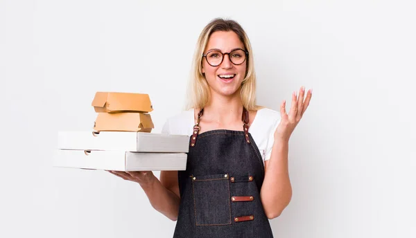 Blonde Mooie Vrouw Zich Gelukkig Voelen Verrast Realiseren Van Een — Stockfoto