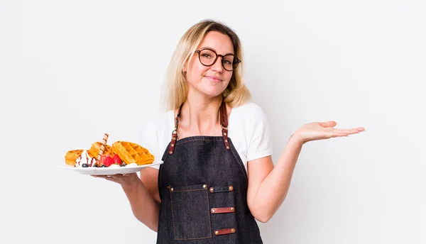 Sarışın Güzel Kadın Şaşkın Şaşkın Şüpheci Hissediyor Waffle Konsepti — Stok fotoğraf