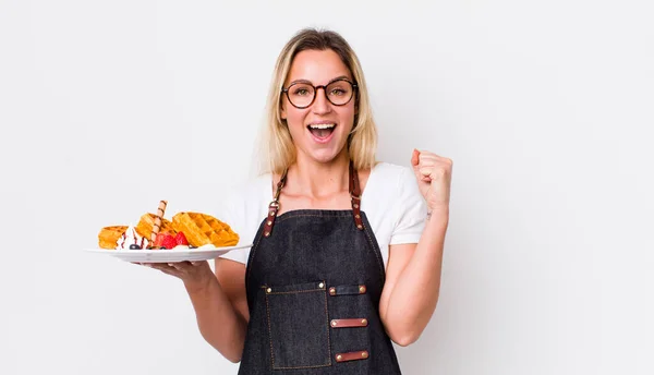 Blonde Mooie Vrouw Voelt Zich Geschokt Lachen Vieren Succes Wafelconcept — Stockfoto