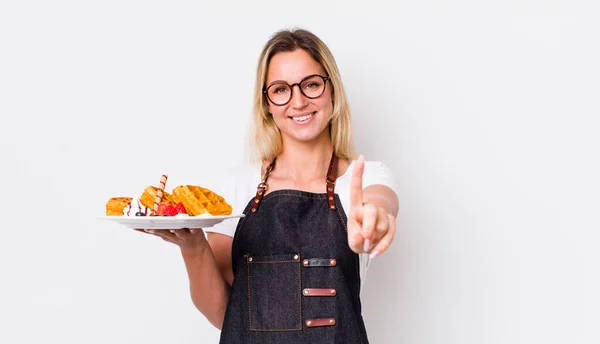 Mulher Bonita Loira Sorrindo Orgulhosa Confiantemente Fazendo Número Conceito Waffles — Fotografia de Stock