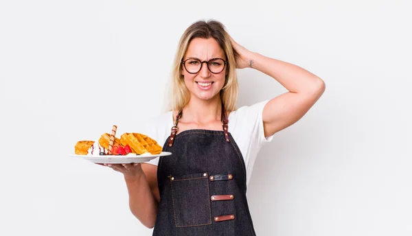 Blond Vacker Kvinna Känner Sig Stressad Orolig Eller Rädd Med — Stockfoto