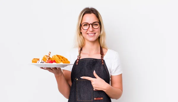 Blond Vacker Kvinna Ler Glatt Känner Sig Lycklig Och Pekar — Stockfoto