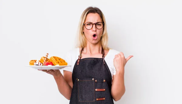 Sarışın Güzel Bir Kadın Inançsızlıktan Şaşkın Şaşkın Bakıyor Waffle Konsepti — Stok fotoğraf