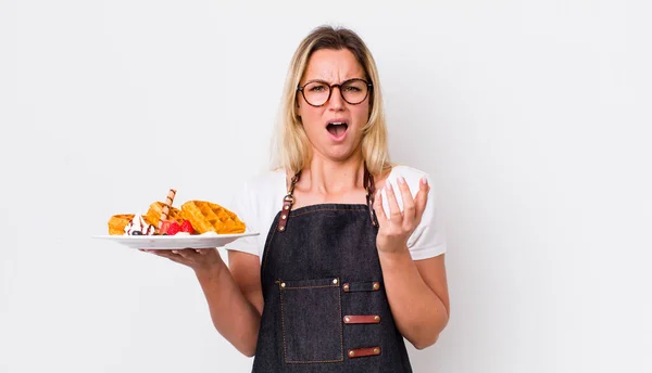 Sarışın Güzel Bir Kadın Umutsuz Sinirli Stresli Görünüyor Waffle Konsepti — Stok fotoğraf