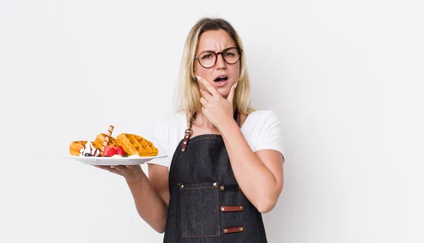 Blonde Hübsche Frau Mit Weit Geöffnetem Mund Und Augen Und — Stockfoto