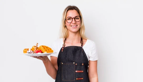 Mulher Bonita Loira Olhando Feliz Agradavelmente Surpreso Conceito Waffles — Fotografia de Stock