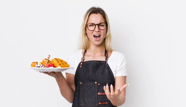 Sarışın Güzel Bir Kadın Sinirli Sinirli Sinirli Görünüyor Waffle Konsepti — Stok fotoğraf