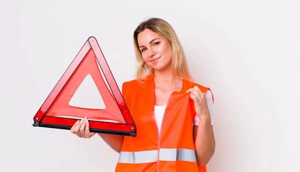 Blonde Hübsche Frau Die Arrogant Erfolgreich Positiv Und Stolz Wirkt — Stockfoto