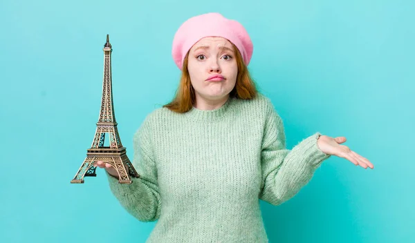 Cabeza Roja Bonita Mujer Sintiéndose Desconcertado Confundido Dudando Concepto Francia — Foto de Stock