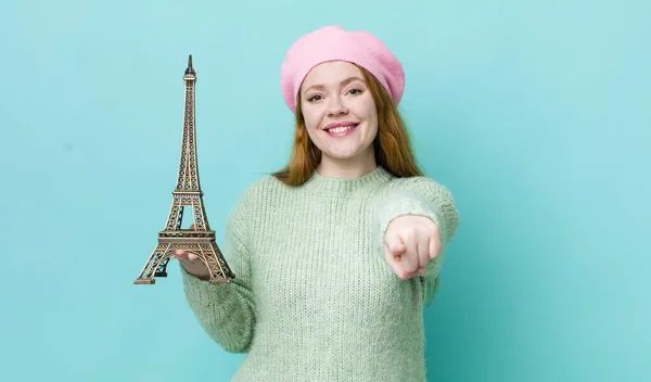 Rudowłosa Ładna Kobieta Celująca Kamerę Wybierająca Ciebie Koncepcja Francji — Zdjęcie stockowe