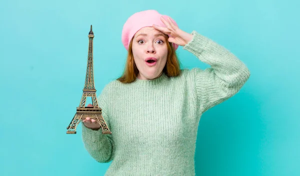 Ruda Głowa Ładna Kobieta Wyglądająca Szczęśliwą Zdumioną Zaskoczoną Koncepcja Francji — Zdjęcie stockowe