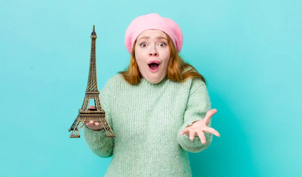 Cabeza Roja Bonita Mujer Sintiéndose Muy Conmocionada Sorprendida Concepto Francia — Foto de Stock