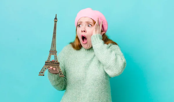 Cabeza Roja Bonita Mujer Sintiéndose Feliz Emocionada Sorprendida Concepto Francia — Foto de Stock
