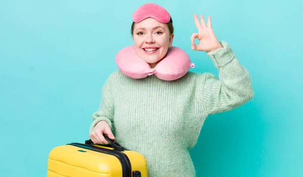 赤い頭の可愛い女は喜んでるいいジェスチャーで承認してる 旅客便のコンセプト — ストック写真