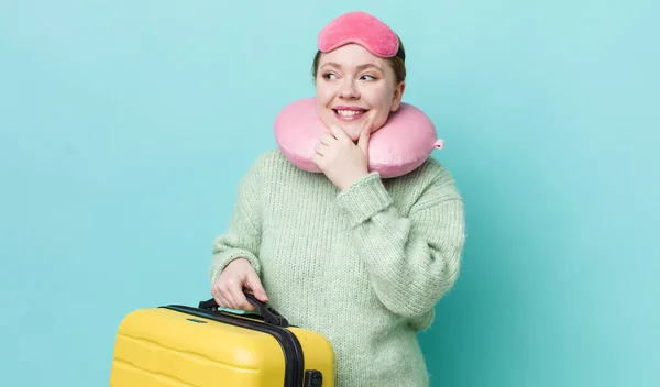 Cabeça Vermelha Mulher Bonita Sorrindo Com Uma Expressão Feliz Confiante — Fotografia de Stock