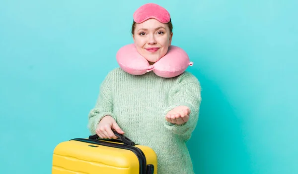 赤の頭のきれいな女性が喜んで優しいと提供し 概念を示す笑顔 旅客便のコンセプト — ストック写真