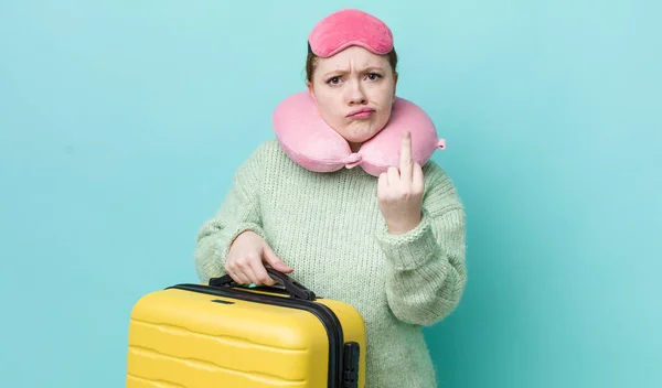 Cabeza Roja Mujer Bonita Sintiéndose Enojado Molesto Rebelde Agresivo Concepto — Foto de Stock