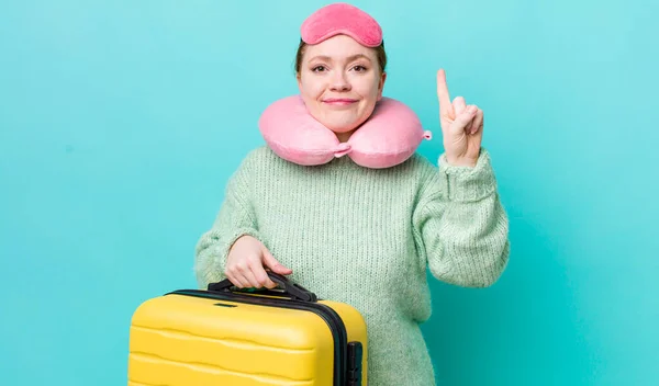 Cabeça Vermelha Mulher Bonita Sorrindo Olhando Amigável Mostrando Número Conceito — Fotografia de Stock