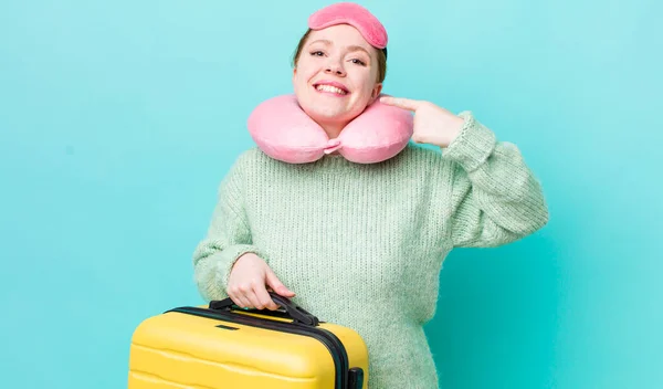 自信を持って笑顔で笑顔を見せる赤い頭の女性 旅客便のコンセプト — ストック写真
