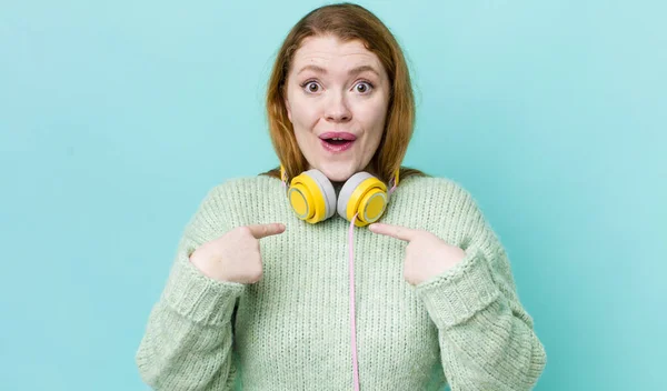 Rote Kopf Hübsche Frau Glücklich Und Zeigt Auf Sich Selbst — Stockfoto