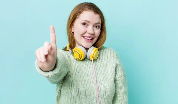 Rote Kopf Hübsche Frau Lächelt Stolz Und Selbstbewusst Die Nummer — Stockfoto