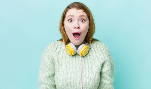 Red Head Pretty Woman Looking Very Shocked Surprised Enjoying Music — Stock Photo, Image