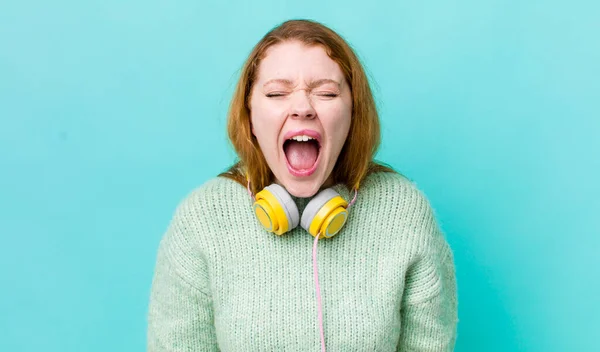 Cabeza Roja Bonita Mujer Gritando Agresivamente Mirando Muy Enojado Disfrutando — Foto de Stock