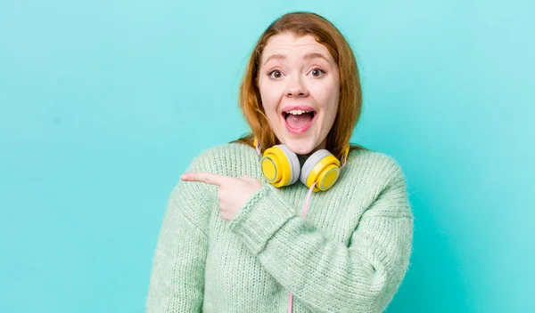 Cabeza Roja Bonita Mujer Mirando Emocionado Sorprendido Señalando Lado Disfrutando — Foto de Stock