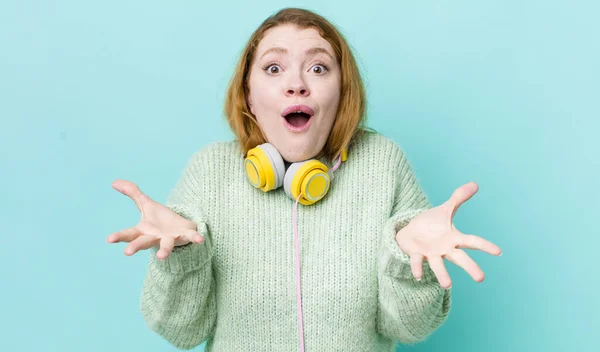 Rote Kopf Hübsche Frau Fühlt Sich Extrem Schockiert Und Überrascht — Stockfoto