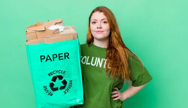 Rött Huvud Vacker Kvinna Ler Glatt Med Hand Höften Och — Stockfoto