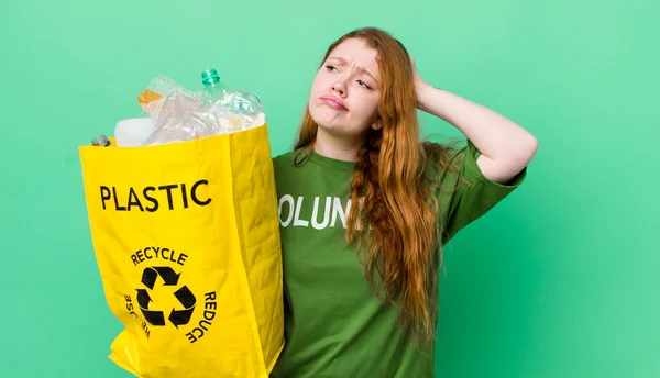 Rode Hoofd Mooie Vrouw Glimlachend Gelukkig Dagdromend Twijfelend Recycling Concept — Stockfoto