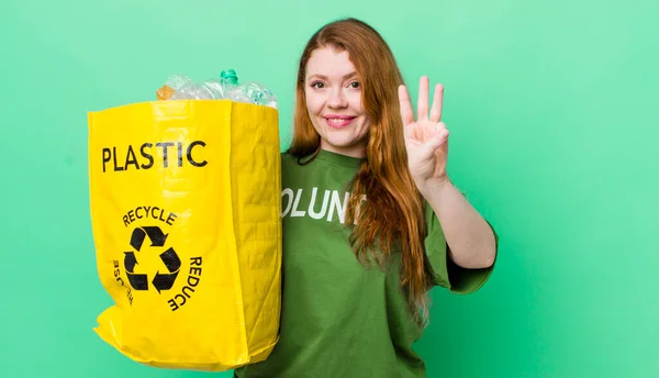 Roodharige Mooie Vrouw Glimlachend Vriendelijk Toont Nummer Drie Recycling Concept — Stockfoto