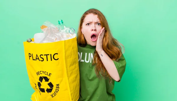 Rote Kopf Hübsche Frau Geschockt Und Verängstigt Recyclingkonzept — Stockfoto