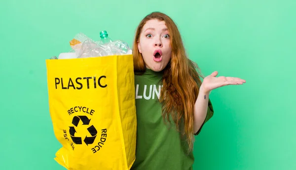 Rood Hoofd Mooie Vrouw Kijken Verrast Geschokt Met Kaak Laten — Stockfoto