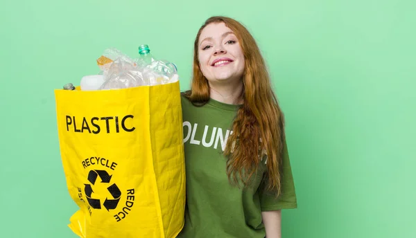 Rood Hoofd Mooie Vrouw Kijken Gelukkig Aangenaam Verrast Recycling Concept — Stockfoto