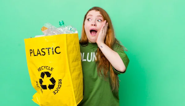 Rode Kop Mooie Vrouw Voelt Zich Gelukkig Opgewonden Verrast Recycling — Stockfoto