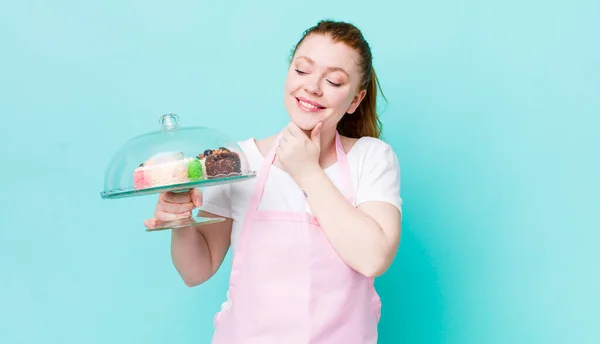 Röd Huvud Vacker Kvinna Ler Med Ett Lyckligt Självsäkert Uttryck — Stockfoto