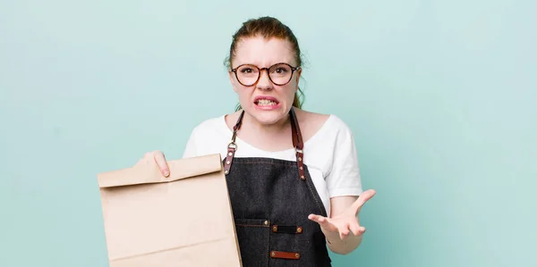 Rood Hoofd Mooie Vrouw Kijken Boos Geïrriteerd Gefrustreerd Meeneemleveringsconcept — Stockfoto