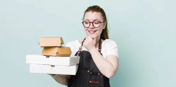 Rode Hoofd Mooie Vrouw Glimlachend Met Een Gelukkige Zelfverzekerde Uitdrukking — Stockfoto