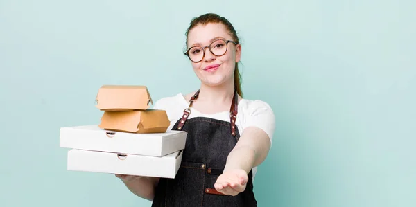 Rode Hoofd Mooie Vrouw Glimlachen Gelukkig Met Vriendelijk Het Aanbieden — Stockfoto