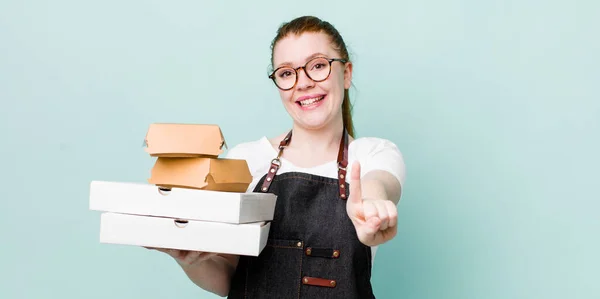 Rode Hoofd Mooie Vrouw Glimlachend Trots Vol Vertrouwen Maken Nummer — Stockfoto