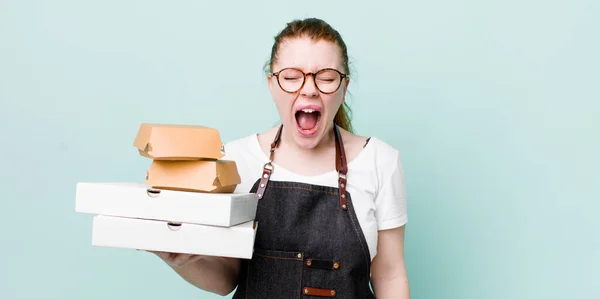 Rode Hoofd Mooie Vrouw Schreeuwen Agressief Kijken Erg Boos Meeneemleveringsconcept — Stockfoto