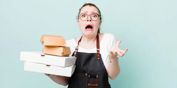 Rode Hoofd Mooie Vrouw Zoek Wanhopig Gefrustreerd Gestrest Meeneemleveringsconcept — Stockfoto