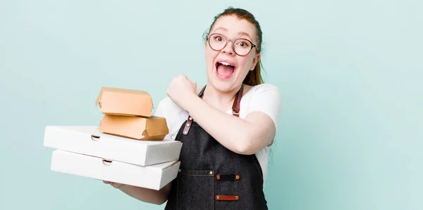 Rossa Testa Bella Donna Sentirsi Felice Fronte Una Sfida Festeggiare — Foto Stock