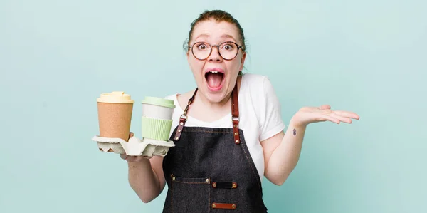 Rote Kopf Hübsche Frau Glücklich Und Erstaunt Über Etwas Unglaubliches — Stockfoto