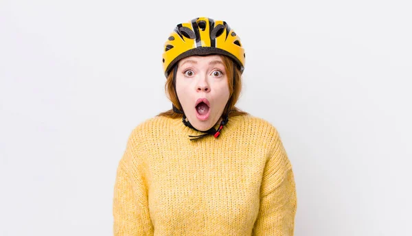 Ruda Głowa Ładna Kobieta Wyglądająca Zszokowaną Lub Zaskoczoną Koncepcja Rowerowa — Zdjęcie stockowe