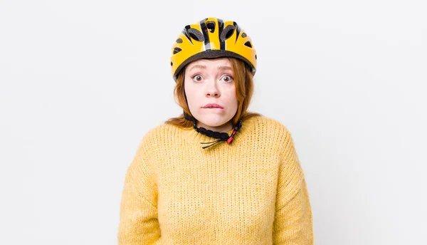 Kızıl Saçlı Güzel Kadın Kafası Karışık Şaşkın Görünüyor Bisiklet Konsepti — Stok fotoğraf